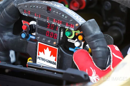 A PETRO-CANADA JAMES HINCHCLIFF torontói IndyCar pilóta Hivatalos Partnere